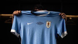 Uruguay presentó una camiseta especial para el duelo ante Argentina: «El clásico más antiguo»