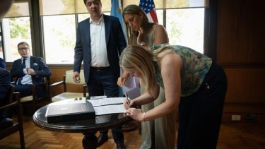 Este martes se firmó el traspaso de acciones. Foto: gentileza. 