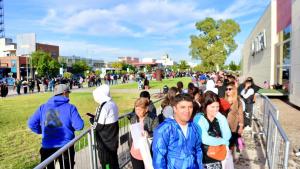 ¡Atentos! Ya comienzan las clases, en fotos así se vivió la entrega de los kits escolares en Neuquén