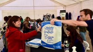 Video | Kits escolares gratis en Neuquén: decenas de personas pasaron la noche esperando la entrega de este martes