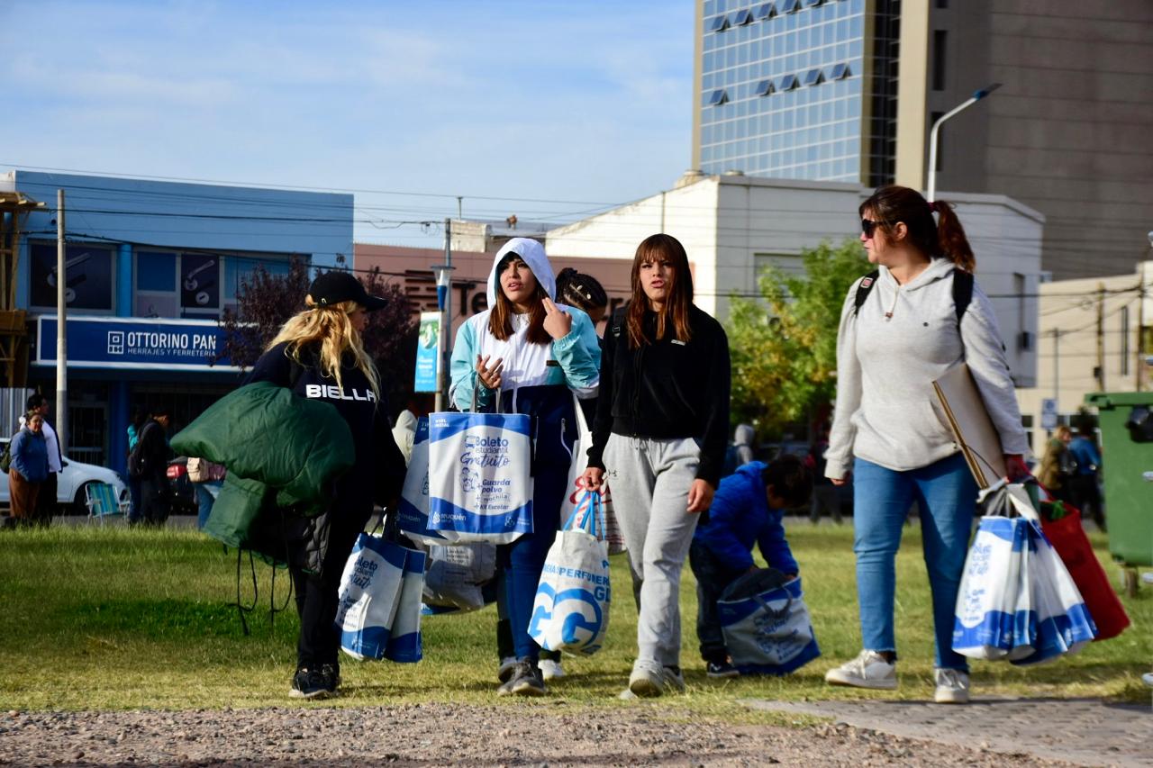 Nuevo horario para la entrega de kits escolares gratis en Neuquén este miércoles. Foto: Mati Subat. 