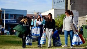 Nuevo horario para la entrega de kits escolares gratis en Neuquén este miércoles