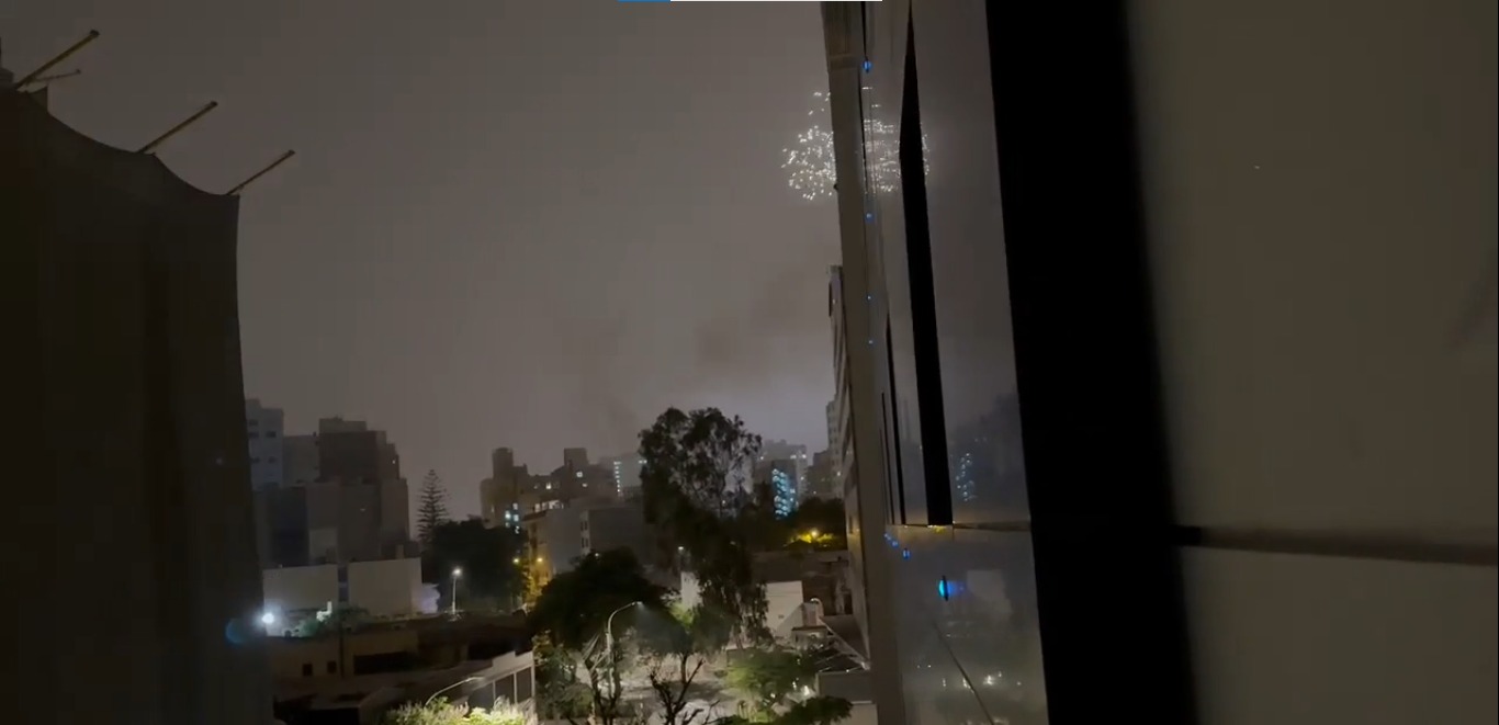 Los hinchas de Alianza Lima encendió fuergos artificiales en cercanías al hotel donde se hospeda Boca.