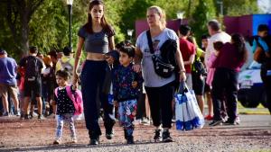 Cambió el horario de entrega de kits escolares gratis en Neuquén por la ola de calor este jueves
