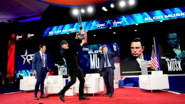 Javier Milei sorprendió a Elon Musk con una motosierra en su encuentro en Estados Unidos