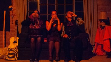 Pola (Lili Presti), Marisú (Laura Raiteri) y Milena (Aranzábal), en la Casa del Teatro.