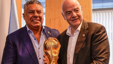 Claudio Tapia junto a Gianni Infantino, presidente de la FIFA.