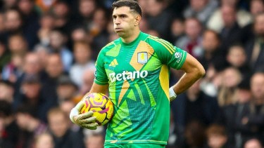 Dibu Martínez salió reemplazado en Aston Villa y hay preocupación en Argentina.