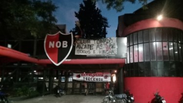 Hinchas de Newell´s ingresaron en el club reclamando la renuncia del presidente. Foto: Gentileza.