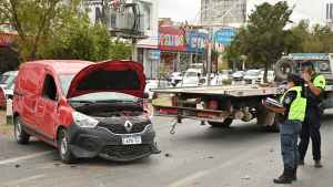 Choque y vuelco en la ex Ruta 22 de Neuquén: impactó a varios autos que esperaban el semáforo
