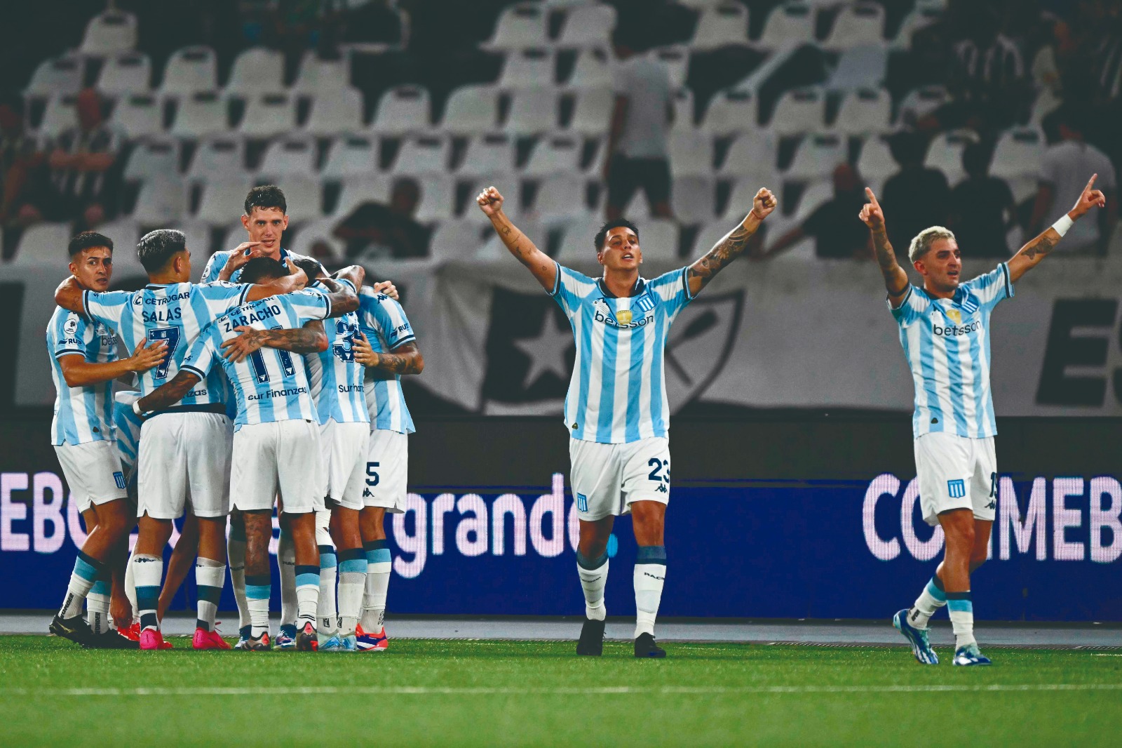 Racing jugó una serie perfecta, ganó 2-0 los dos partidos y es el campeón. (AFP)