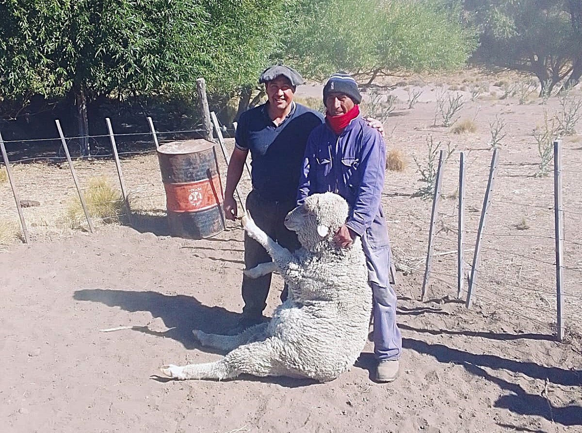Oscar, de pie a la izquierda, es cuarta generación de ganaderos. Foto: Gentileza. 