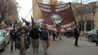 Obreros de Zanon se movilizaron para exigir soluciones ante los tarifazos. (Foto Archivo).