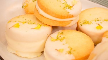 Alfajores sableé de lima y suave de limón que son una paquetería