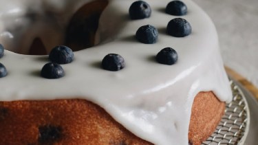 Torta de limón y arándanos: suave y esponjosa