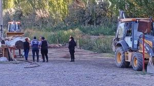 «Es mi sustento», dijo la dueña del puesto desalojado en la Ruta 151 y reclamó que detuvieron a su marido