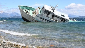 Así quedó el barco que remolcaron desde la Isla Victoria a la orilla de Bariloche: mirá las fotos