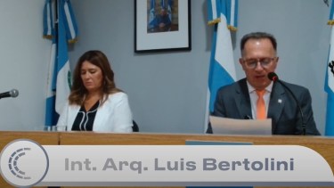 El intendente Luis Bertolini y la concejal Malena Resa en la apertura de sesiones de Plottier. Foto: captura.