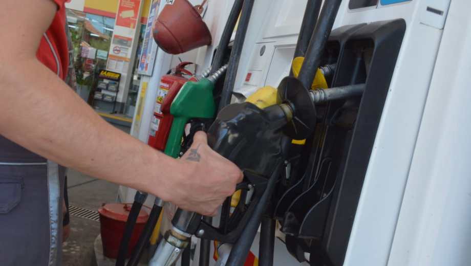 Río Negro y Neuquén mostraron tendencias opuestas en la venta de combustibles. Foto: archivo. 