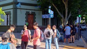 Ceramistas levantaron la protesta en Casa de Gobierno de Neuquén: esperan que se reconecte la luz