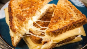 Sándwich de cuatro quesos y pan de ajo en la freidora de aire: facilísimo y super rico