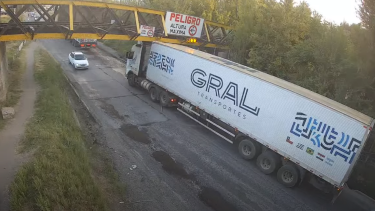 Tres choques en 24 horas al puente ferroviario entre Neuquén y Cipolletti: no hay servicio de tren este viernes