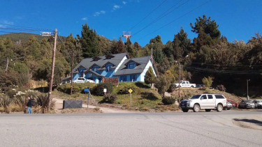 El vehículo fue interceptado en Avenida Bustillo por la Policía, donde hallaron un arma de fuego oculta.  
