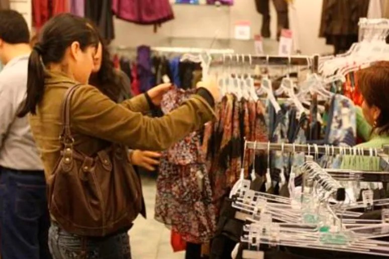 Los viajes de compras al país vecino son un clásico y la información sobre las ofertas circula rápido. (archivo)