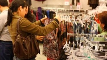 Los viajes de compras al país vecino son un clásico y la información sobre las ofertas circula rápido. (archivo)