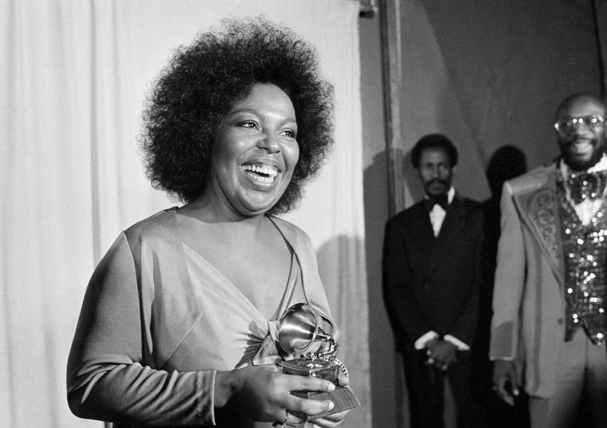 En 1973, Roberta Flacck ganó su segundo Grammy consecutivo con el disco “Killing Me Softly With His Song”, convirtiéndose en la primera artista en ganar Grammys consecutivos por mejor álbum.