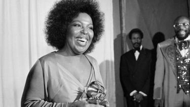 En 1973, Roberta Flacck ganó su segundo Grammy consecutivo con el disco “Killing Me Softly With His Song”, convirtiéndose en la primera artista en ganar Grammys consecutivos por mejor álbum.