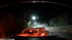 Video | Chocó una camioneta, se fugó y quedó grabado: conducía a alta velocidad en Villa La Angostura