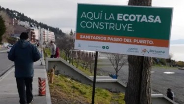 Durante varios años las obras de la "ecotasa" y sus carteles formaron parte del paisaje de Bariloche. (archivo)