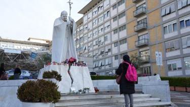 El papa Francisco, hospitalizado, «pasó una noche tranquila y se levantó»