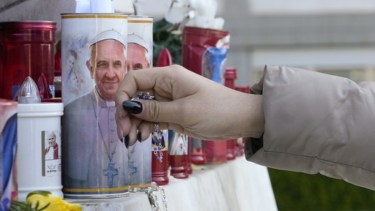 El papa Francisco pasó la noche con mascarilla de oxígeno y lucha contra la neumonía: su estado de salud