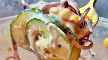 Animate a esta ensalada de pepino, una comida refrescante y con onda