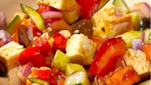 Ensalada griega súper fresca, rápida y muy fácil de preparar