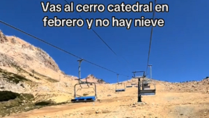 Video | La curiosa reacción de una joven al descubrir que el cerro Catedral no tenia nieve en verano