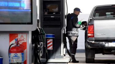 Este sábado sube la nafta y el gasoil: el gobierno confirmó de cuánto será el aumento en los impuestos