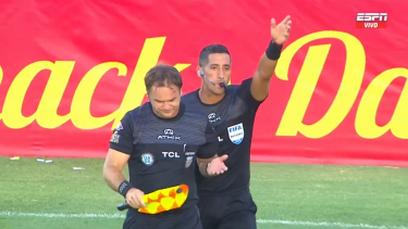 Yael Falcón Pérez suspendió el partido tras la agresión al juez de línea.