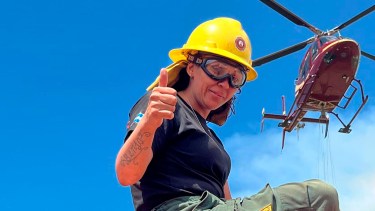 Una de las voluntarias que partió a El Bolsón a apagar el fuego. Foto: gentileza. 