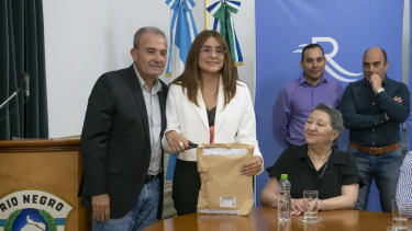 El vicegobernador Pedro Pesatti y la titular de Ipross, Marcela Ávila, en la apertura de sobres de la licitación conjunta. Gentileza