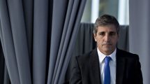 Imagen de Luis Caputo afirmó que «no hay suficientes pesos» para que se dispare el dólar