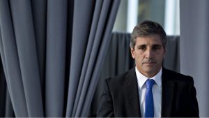 Luis Caputo afirmó que «no hay suficientes pesos» para que se dispare el dólar