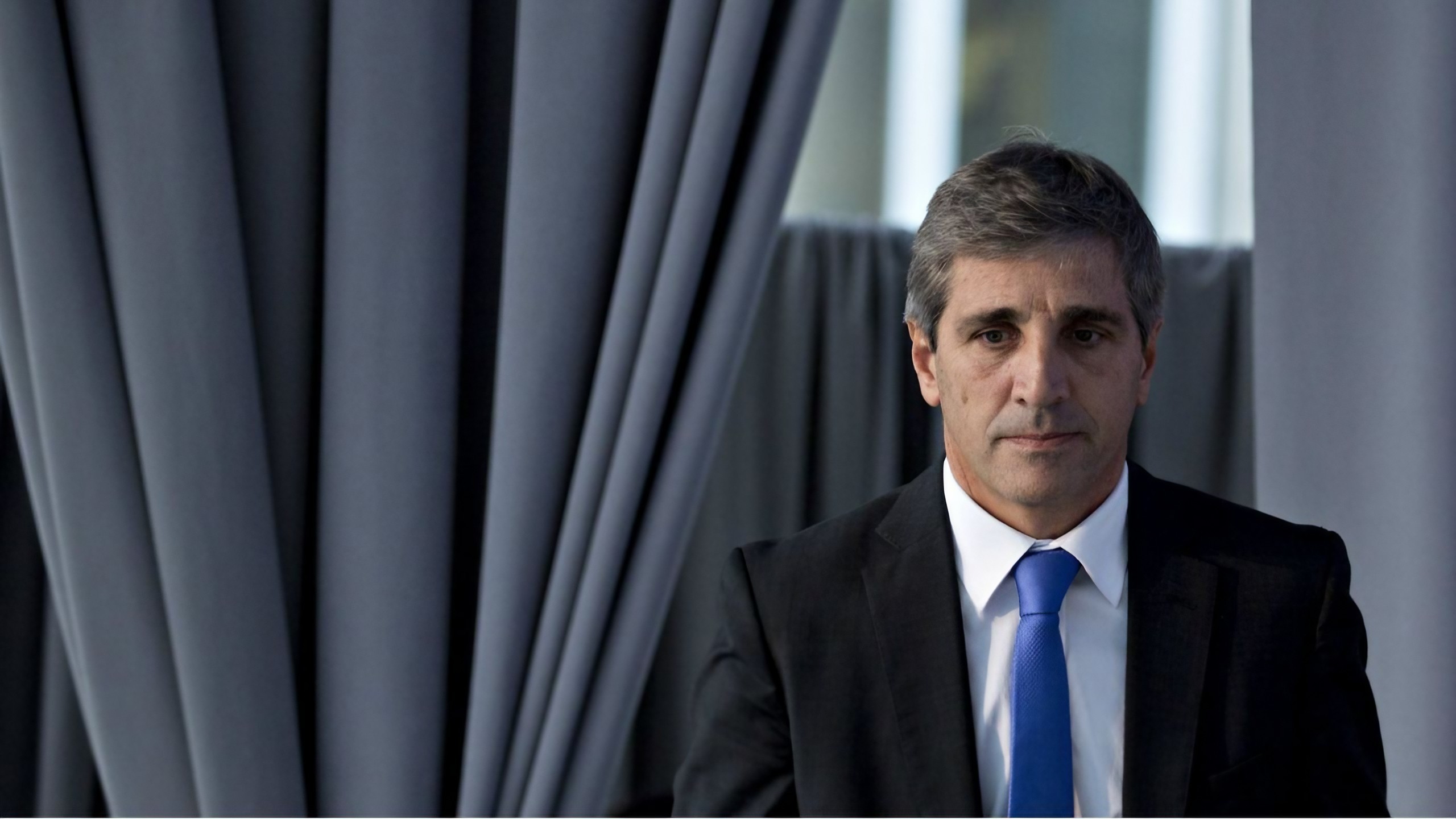 Frenesí. El ministro Luis Caputo intenta llevar tranquilidad en medio de la incertidumbre. 