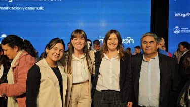 Malena Resa junto a Julieta Corroza y concejales de Plottier, el año pasado. Foto: gentileza.