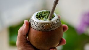 El cítrico que tenés que agregarle al mate: elimina grasas y toxinas del organismo