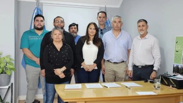 Los mineros de Andacollo junto al intendente de la localidad y Cormine. Foto: gentileza Radio Chos Malal.