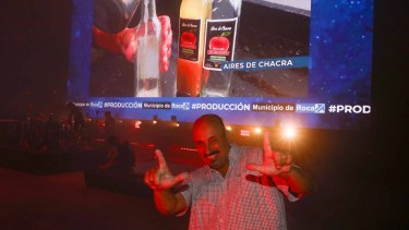 Néstor en la premiación la noche de sábado de la Fiesta de la Manzana. Foto: Juan Thomes.