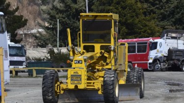 Los equipos de OPS se usaron para el mantenimiento de calles y pluviales en Bariloche. (archivo)